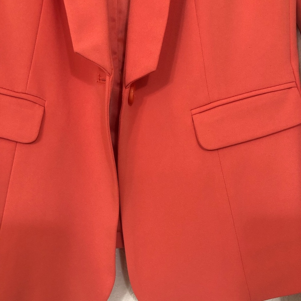 Guess coral silk look single button modern streamlined slim blazer. Size 6 - Picture 14 of 14